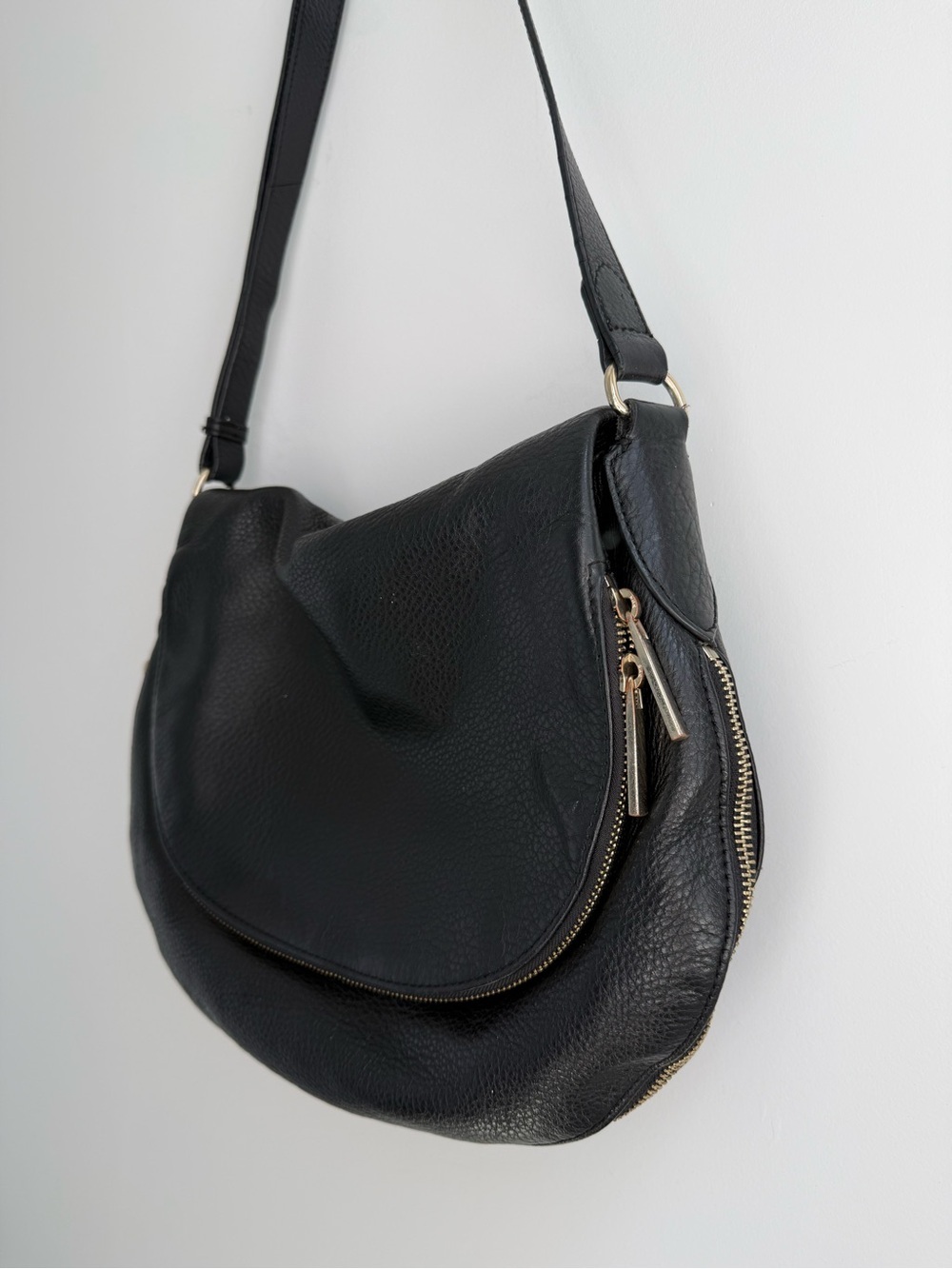 Danier Black Pebbled Leather Foldover Crossbody / Hobo Shoulder Bag - Picture 4 of 10